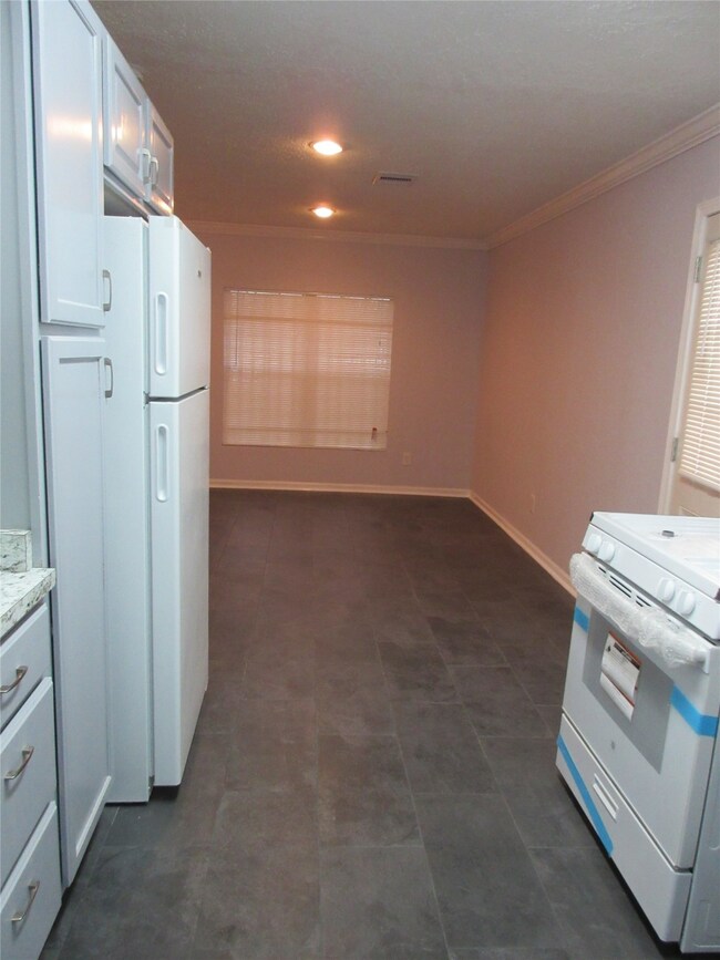 7719 Hirsch Rd unit B, Houston, TX 77016 - photo 6