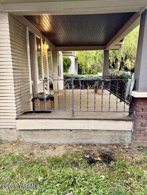 814 S 4th Ave covered front porch