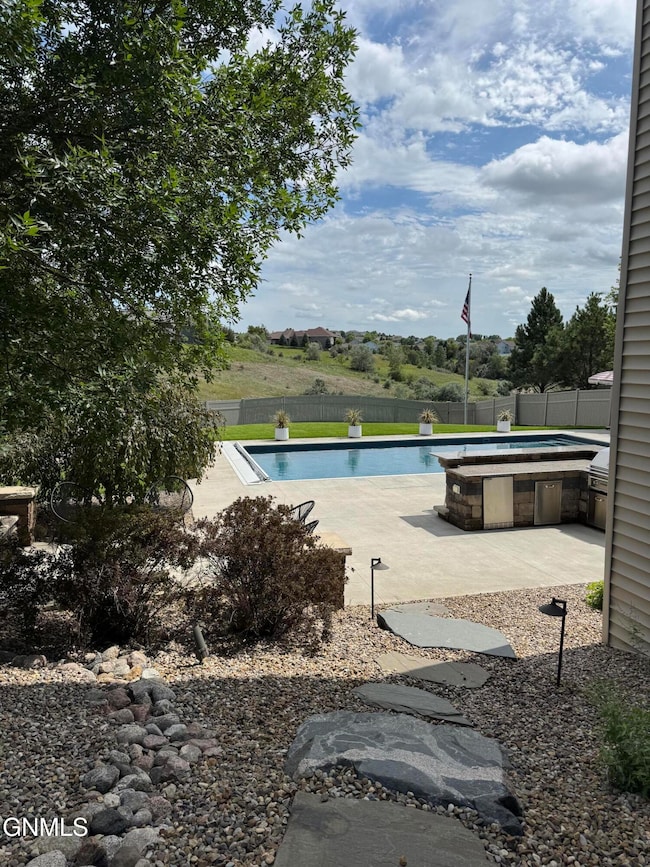 1217 Eagle Crest Loop, Bismarck, ND 58503 - photo 2