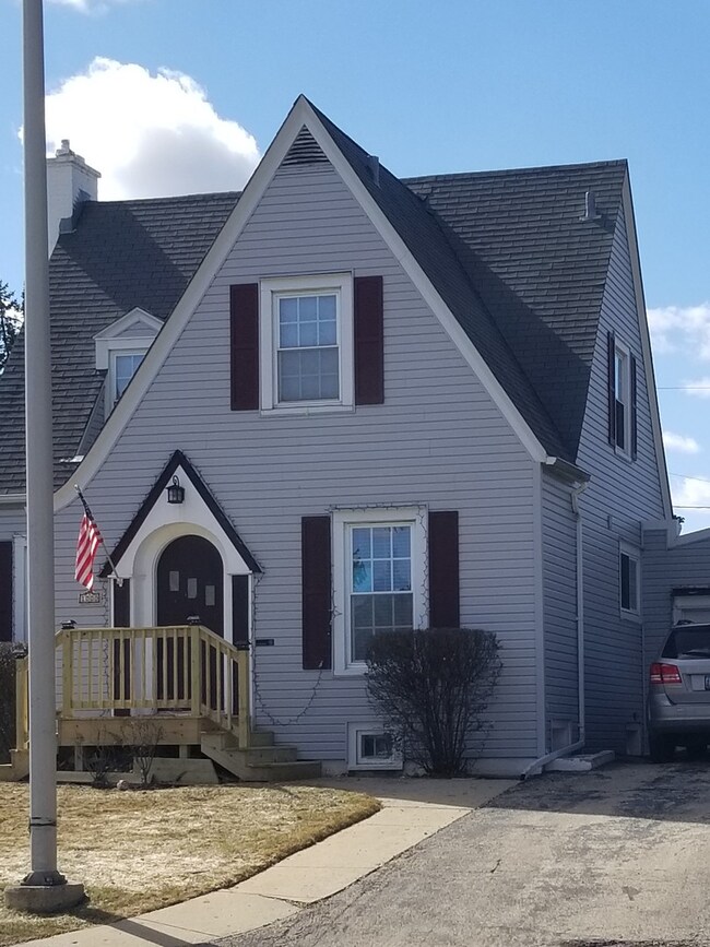 1000 N Mcaree Rd, Waukegan, IL 60085 - photo 2