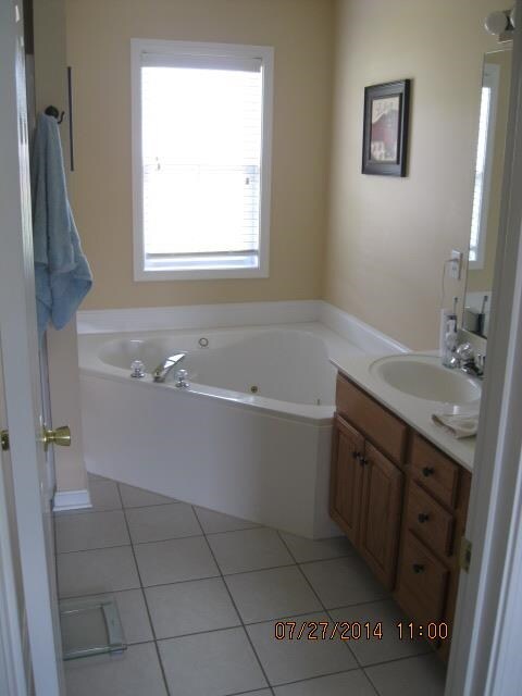 Large master bath w/ whirlpool tub and seperate wa