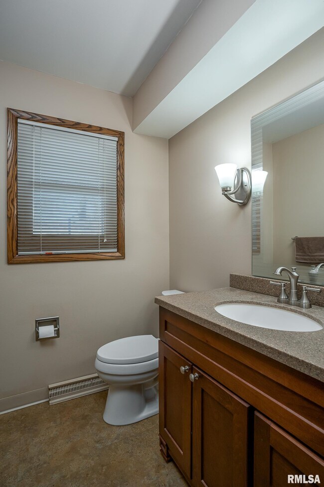 1306 Columbia Ct, Davenport, IA 52804 - photo 6