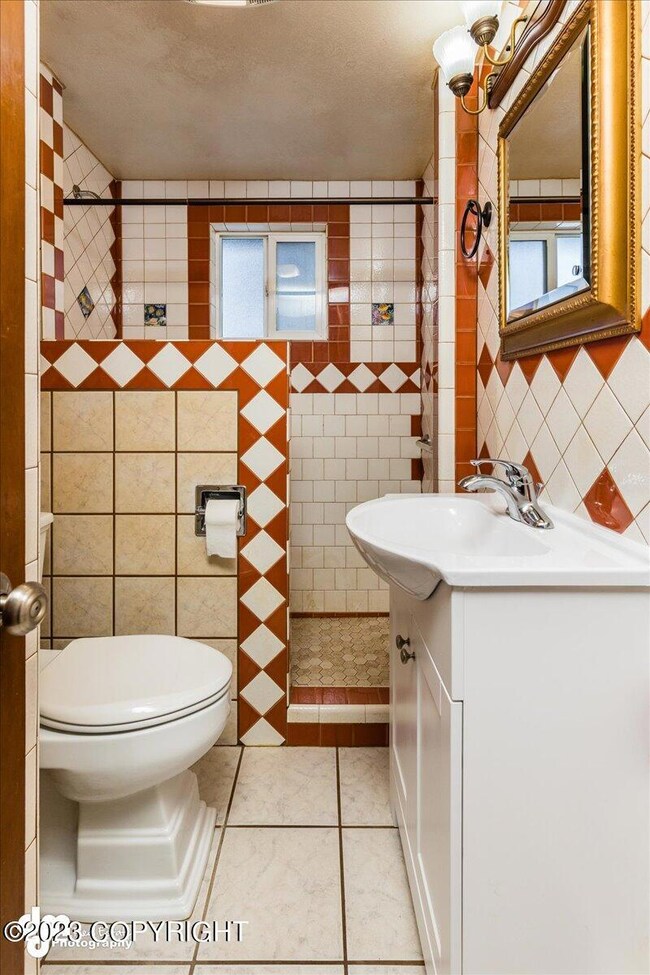 12-Upstairs Bath 20230412-DW-5745