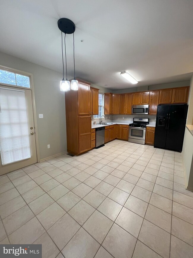 20806 Gaelic Ct, Germantown, MD 20874 - photo 3