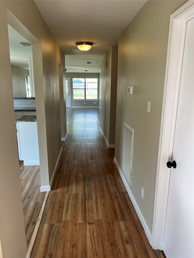 6818 Lower Arrow Dr, Houston, TX 77086 - photo 5