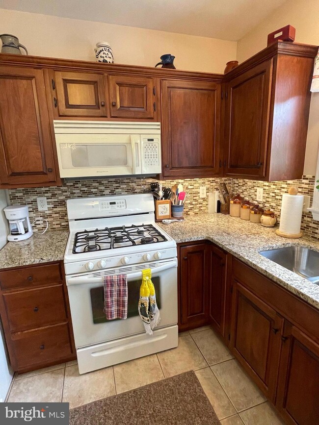 146 N Cacoosing Dr, Reading, PA 19608 - photo 6