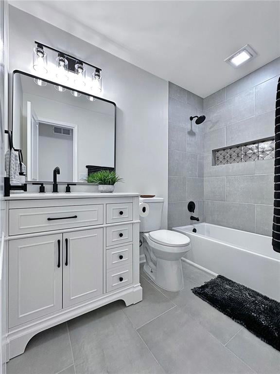 Secondary Bath with Tile Shower/Bath combo with Large Niche