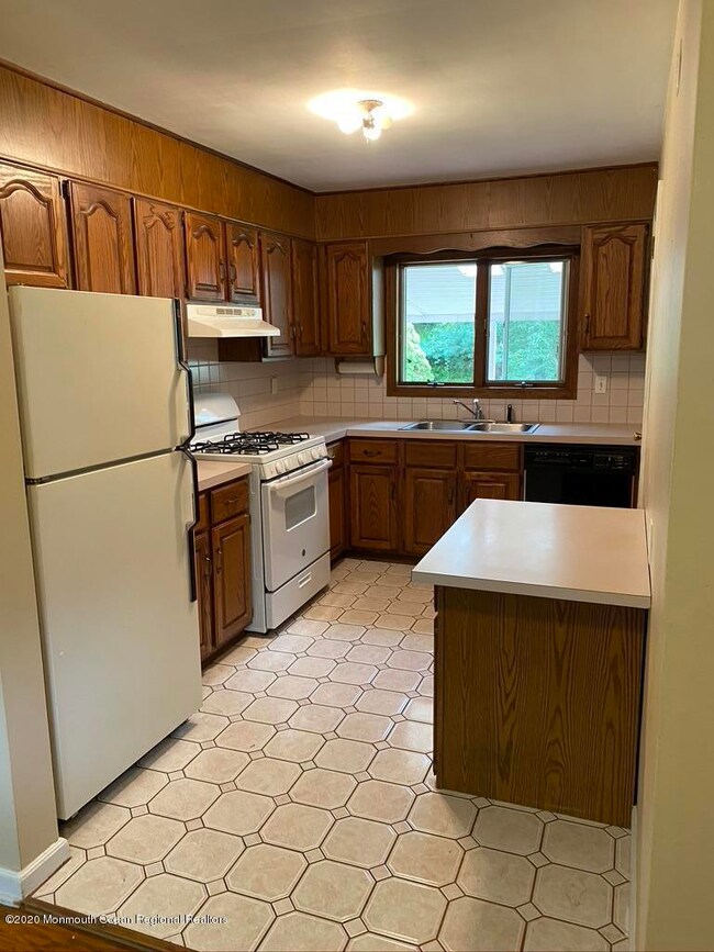 39 Louis Cir, Red Bank, NJ 07701 - photo 3