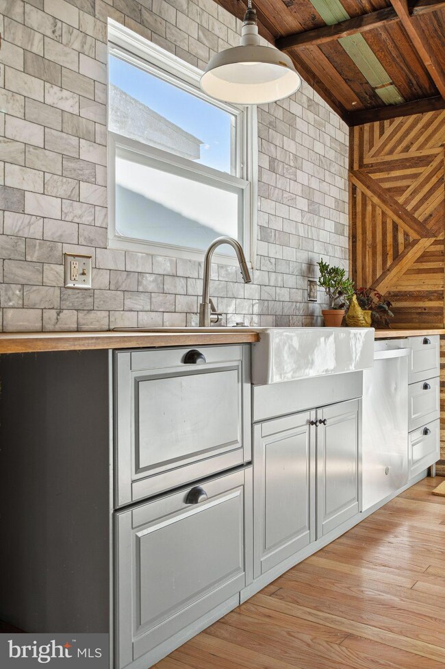 2142 E Huntingdon St, Philadelphia, PA 19125 - photo 7