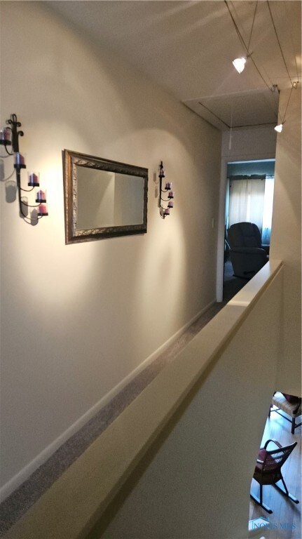 TRACK LIGHTING UP