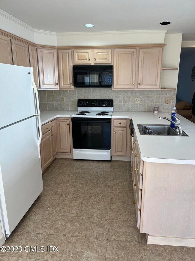 103 Pemberwick Rd unit 2, Greenwich, CT 06831 - photo 4