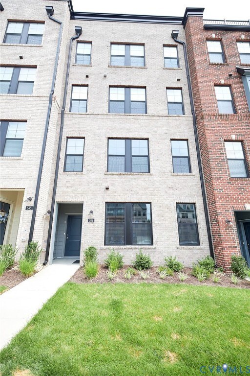 View of apartment building / complex