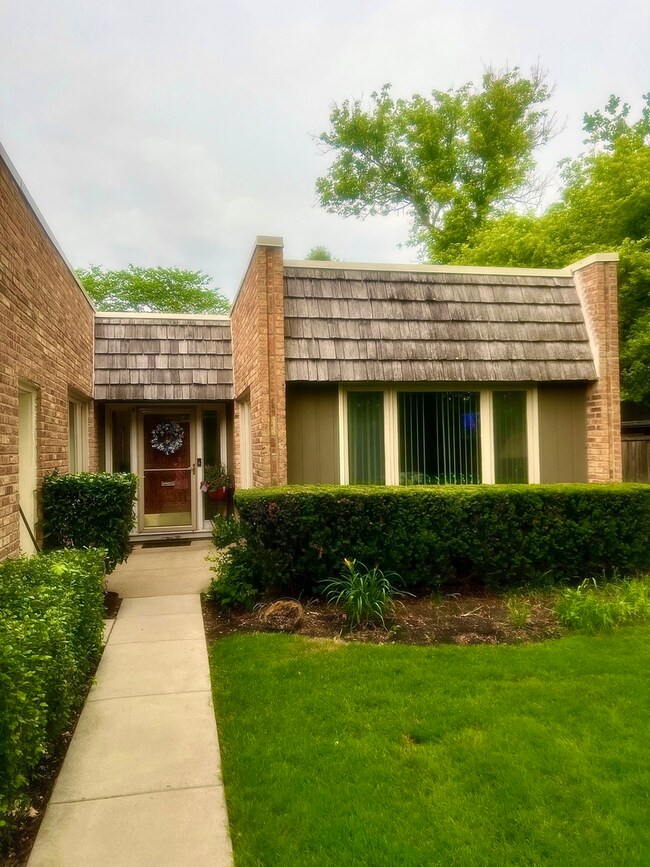 1813 Somerset Ln unit 25, Northbrook, IL 60062 - photo 2
