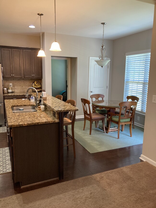 The island / eat-in dining room.