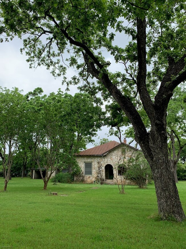 602 W Travis St, Fredericksburg, TX 78624 - photo 5