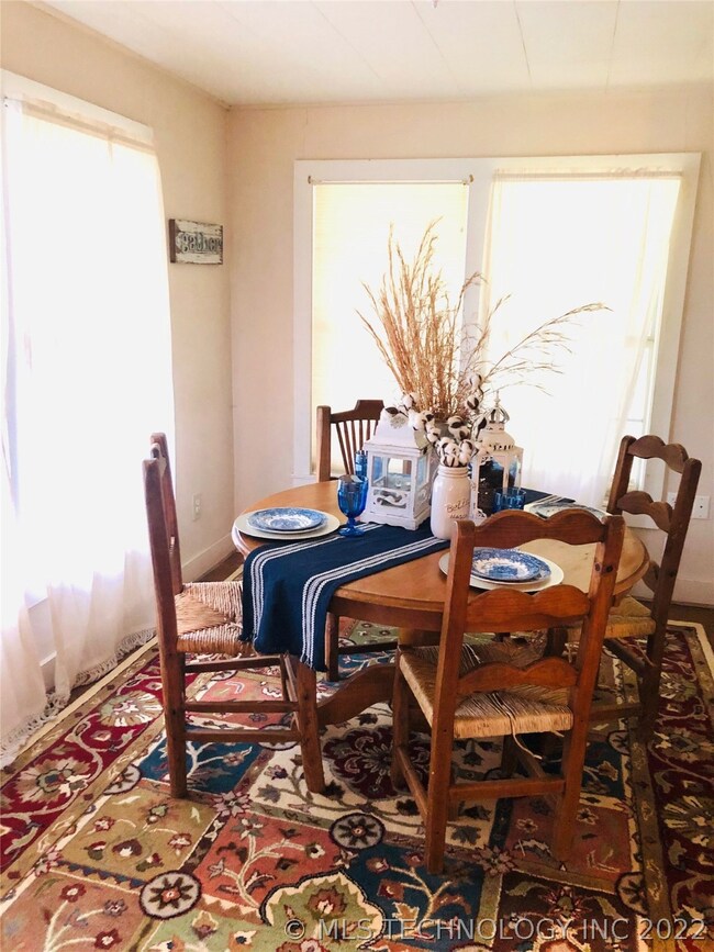 FORMAL DINNING ROOM IS LIGHT AND BRIGHT.
