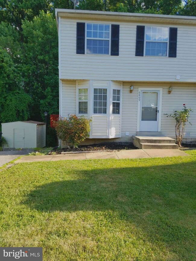 6809 Central Hills Ct, Hyattsville, MD 20785 - photo 2