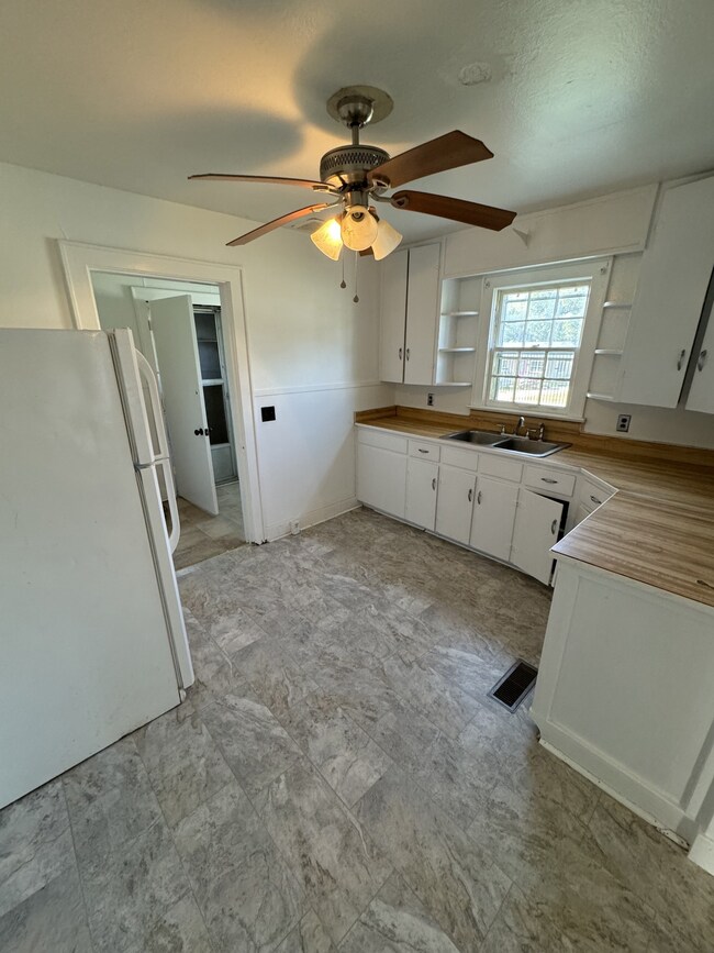 104 Lafayette St, Shelbyville, TN 37160 - photo 5