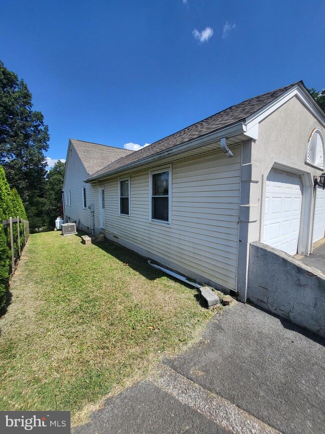 317 Rivervale Rd, Reading, PA 19605 - photo 4