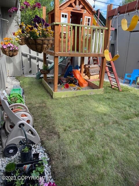 3141 Delta Dr - Summer Front Yard