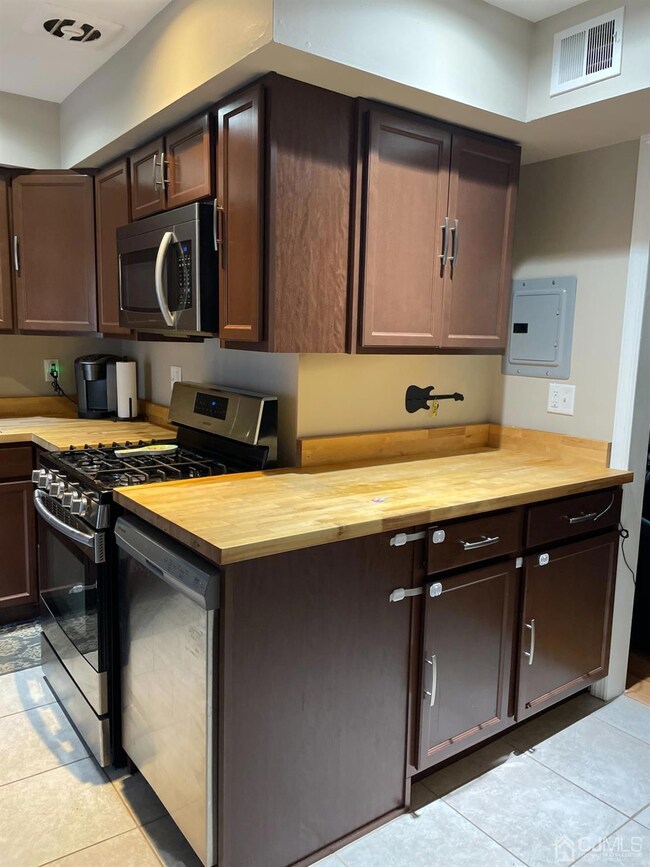 3 N Evergreen Rd, Edison, NJ 08837 - photo 4