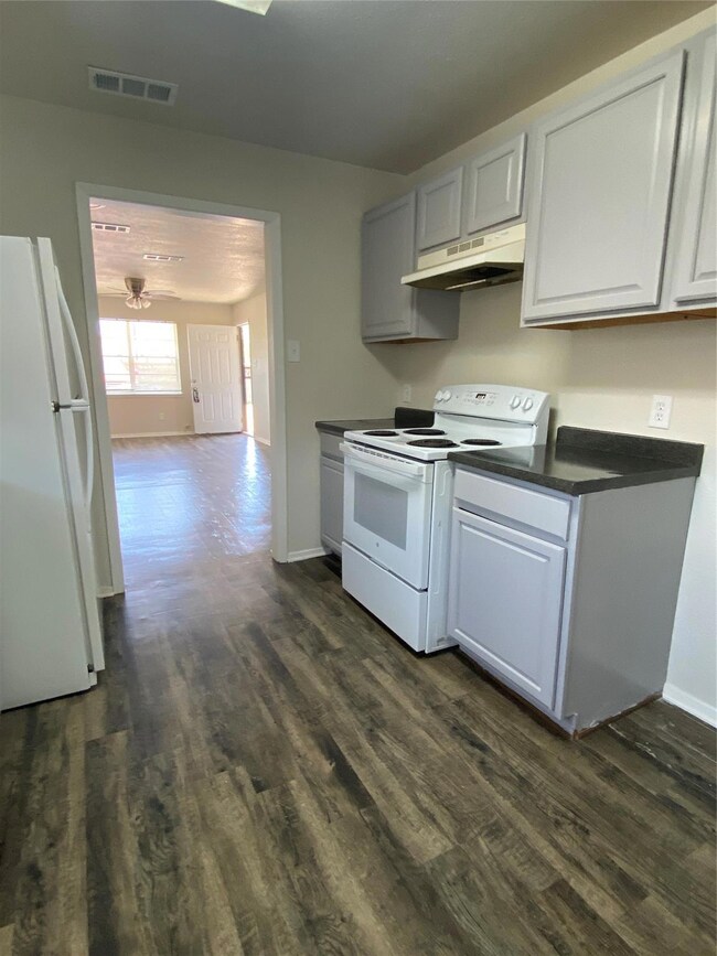 1302 Berry Dr unit D, Cleburne, TX 76033 - photo 4