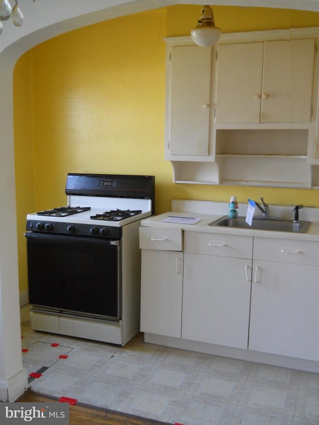 2944 Edgecombe Cir N, Baltimore, MD 21215 - photo 5