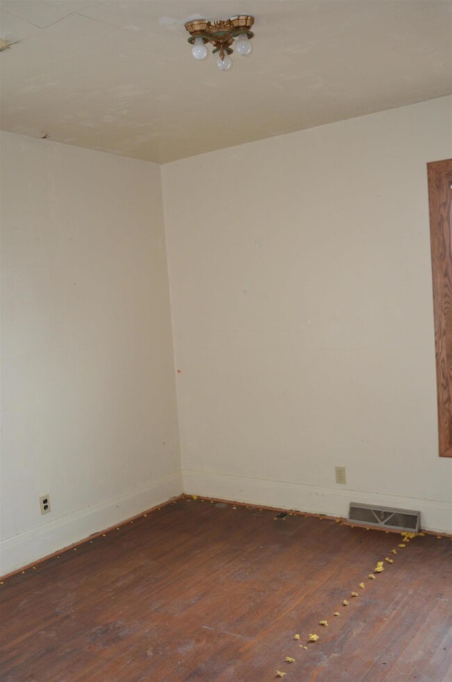 213 W 22nd St, Cedar Falls, IA 50613 - photo 6