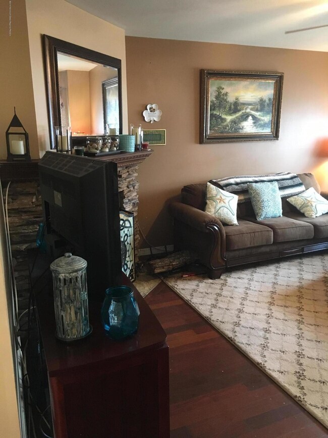 35 Horseshoe Ct, Tinton Falls, NJ 07753 - photo 2