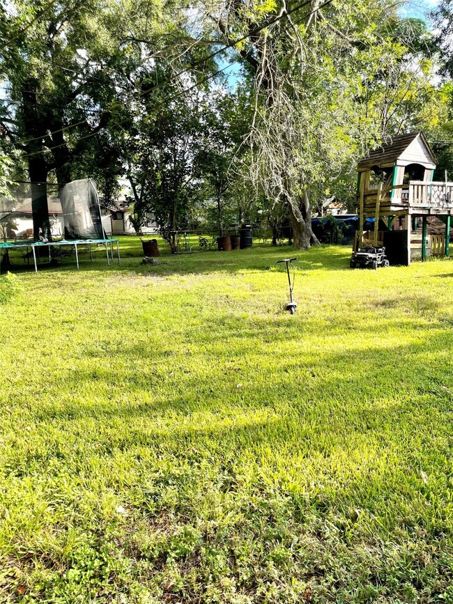 6933 Peyton St, Houston, TX 77028 - photo 2