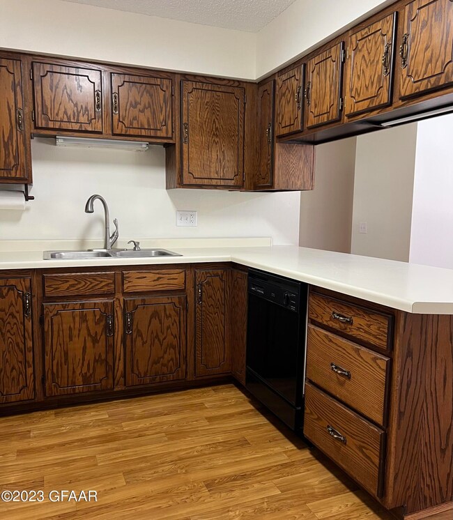 2324 W Springbrook Ct, Grand Forks, ND 58201 - photo 6