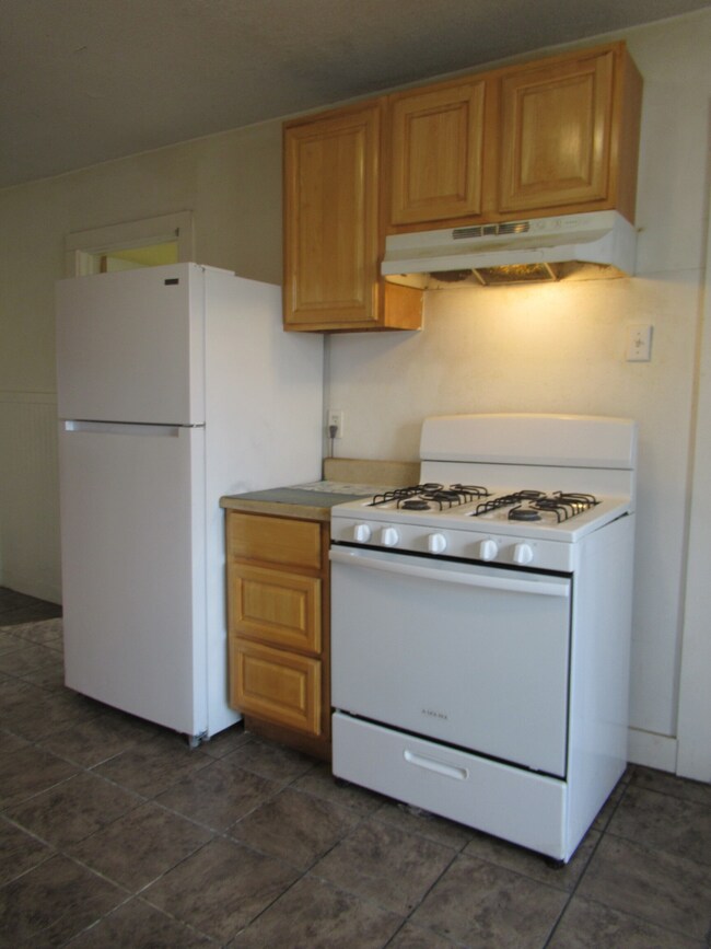 255 Poplar St, Bridgeport, CT 06605 - photo 2