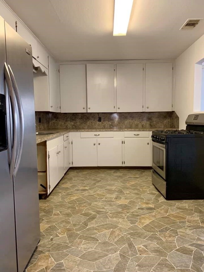 1713 13th St, Bay City, TX 77414 - photo 2