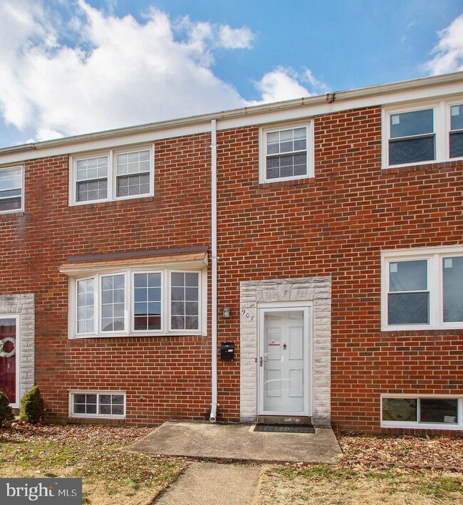 907 Circle Dr, Halethorpe, MD 21227 - photo 2