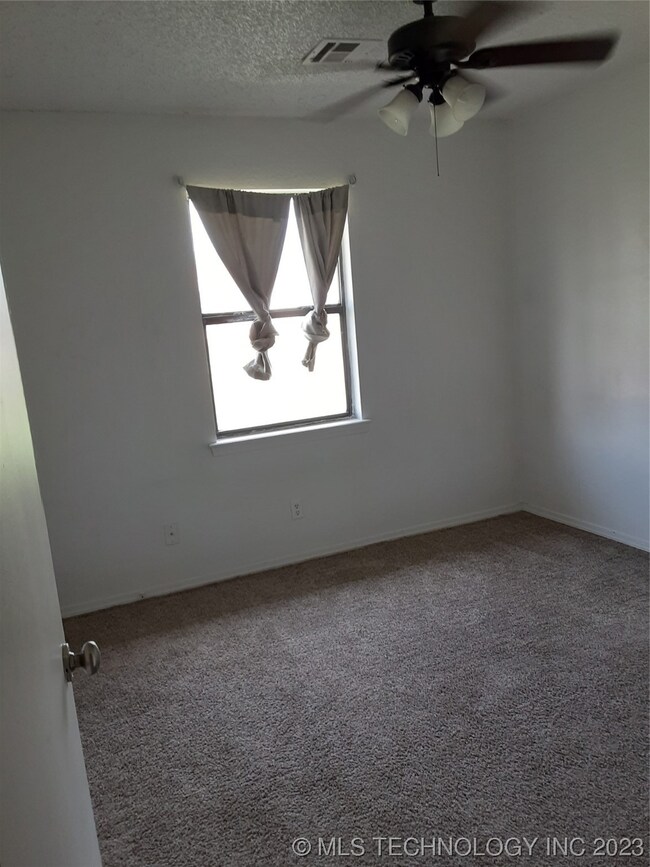 1102 N Willow Dr, Claremore, OK 74017 - photo 6