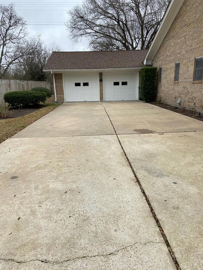 1715 Longhorn Ave, Bay City, TX 77414 - photo 2