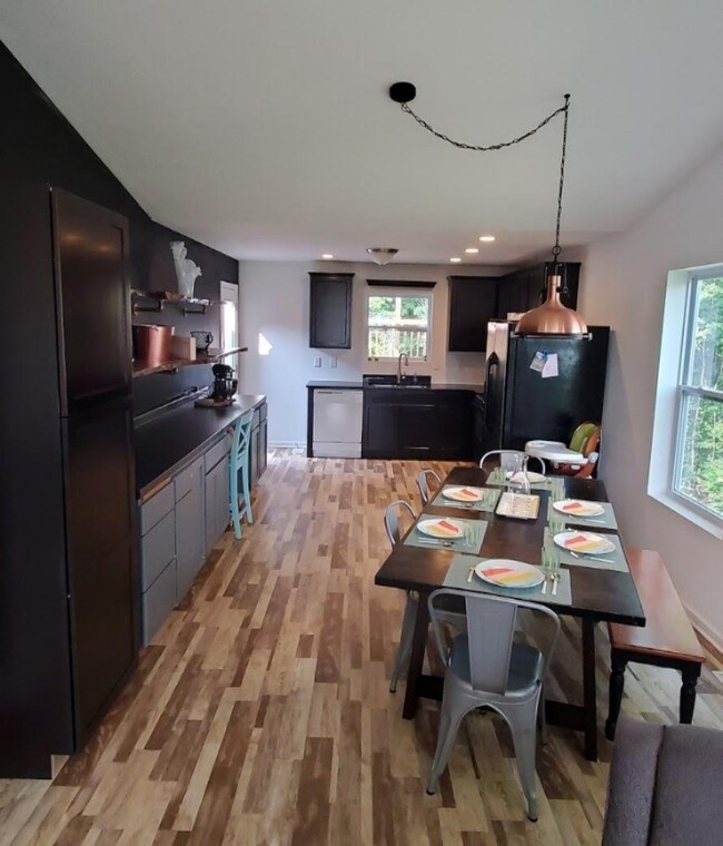 Dining to kitchen
