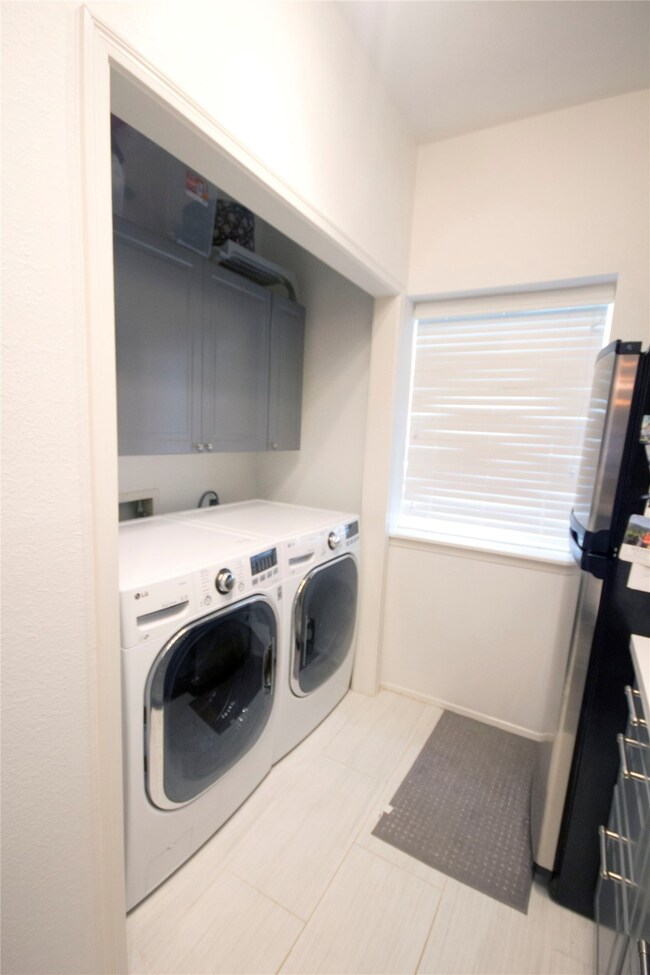 LG washer and dryer come with unit