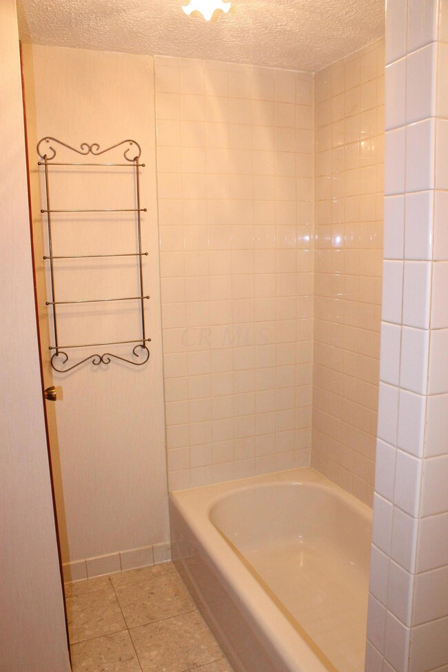 986 Harwood Dr, Columbus, OH 43228 - photo 5