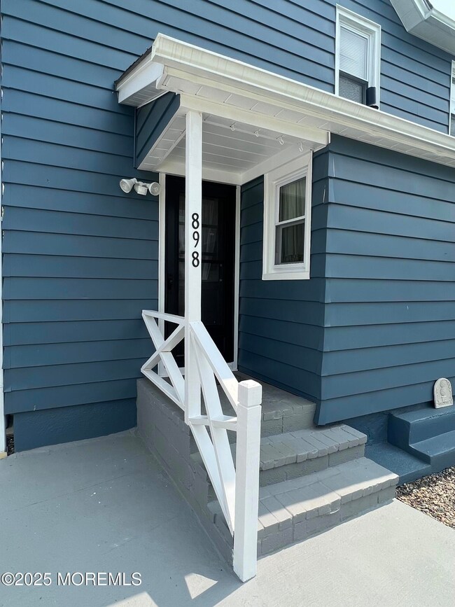 LOWER LEVEL USES REAR ENTRY