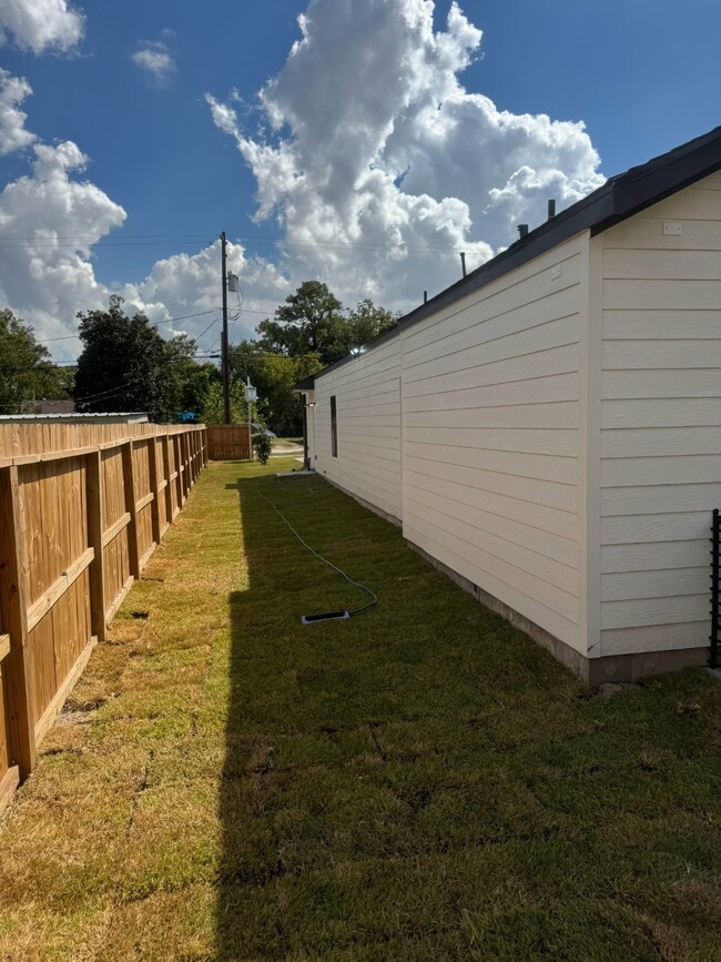 7811 Sandra St unit B, Houston, TX 77016 - photo 4