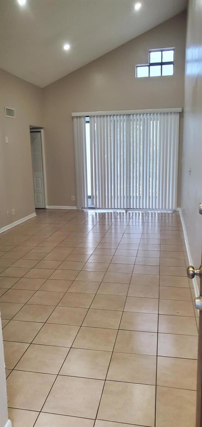 212 Lake Pointe Dr unit 314, Oakland Park, FL 33309 - photo 5