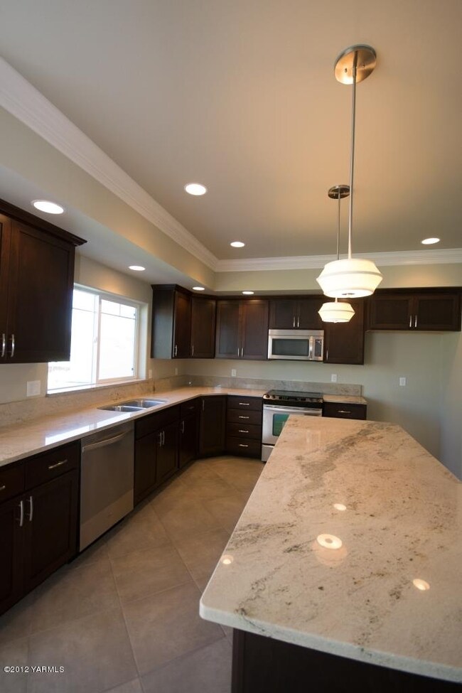 Slab Granite in Kitchen