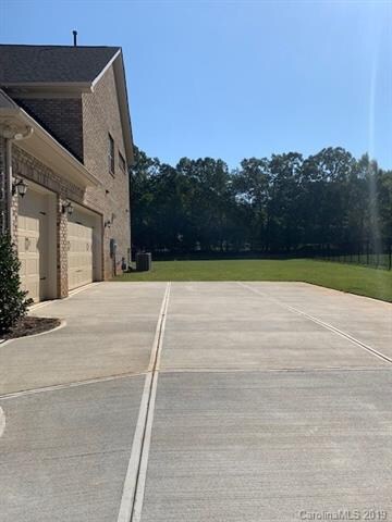 Huge driveway!