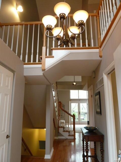 Vaulted 2 story entry with gleaming hardwood floor