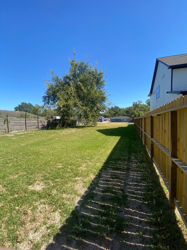 7813 Hirsch Rd, Houston, TX 77016 - photo 4