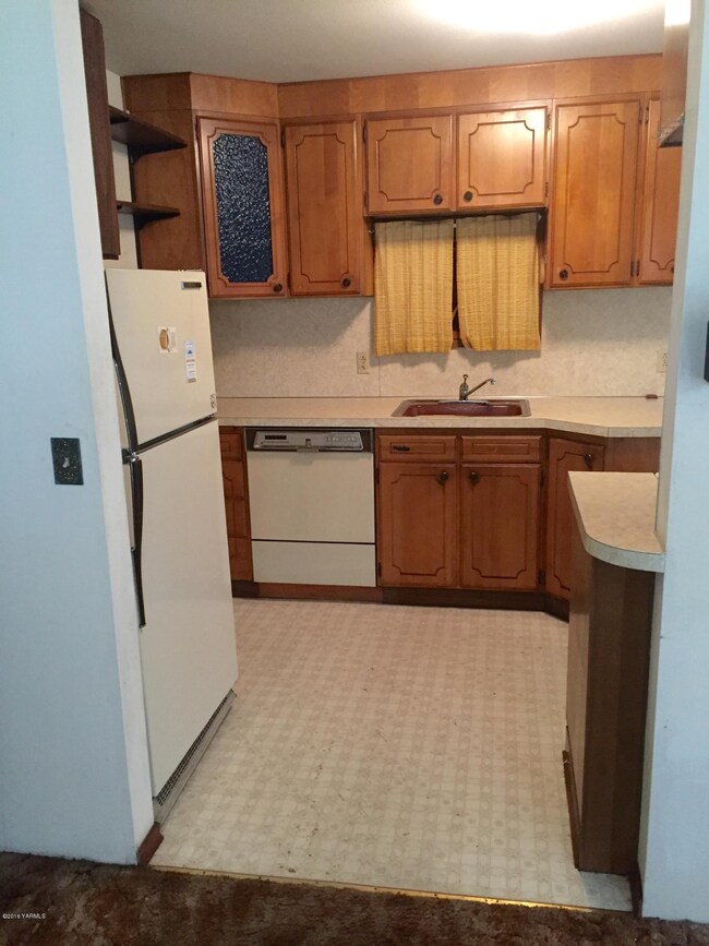 906 N 9th Ave Kitchen 2
