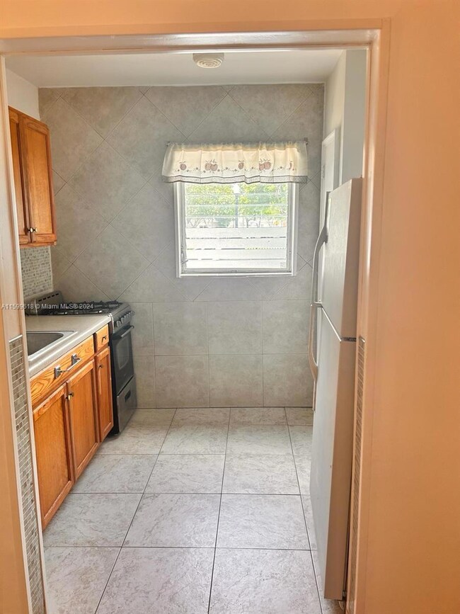 7945 Carlyle Ave unit 4, Miami Beach, FL 33141 - photo 5