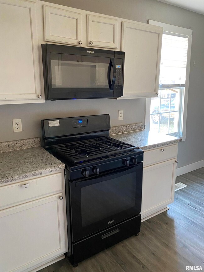 1208 W 5th St, Davenport, IA 52802 - photo 6