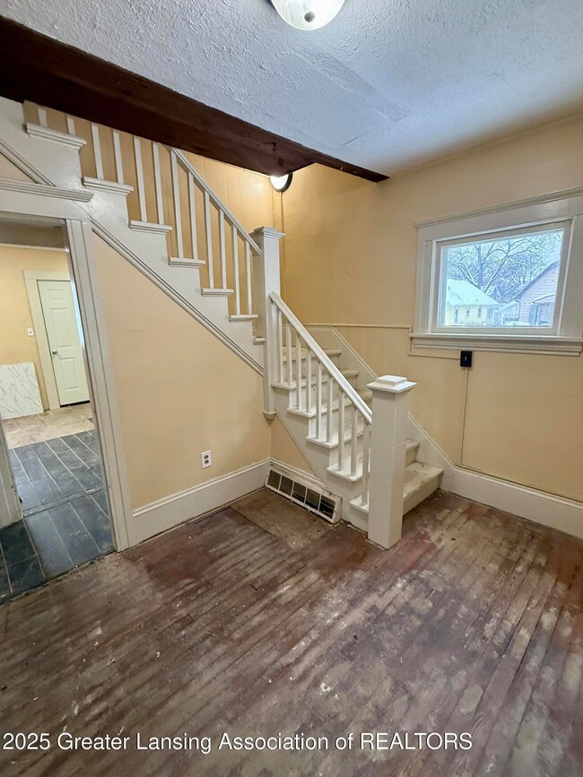 231 Rockwell St, Jackson, MI 49203 - photo 4